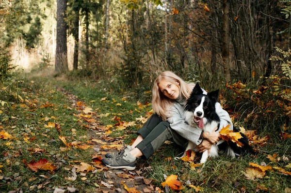 Szczęśliwa Kobieta Czarno Biały Pies Graniczny Collie Jesiennym Lesie — Zdjęcie stockowe