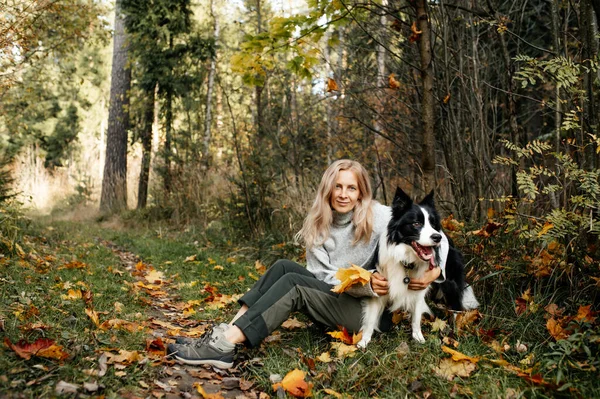Šťastná Žena Černobílá Hranice Kolie Pes Podzimním Lese — Stock fotografie