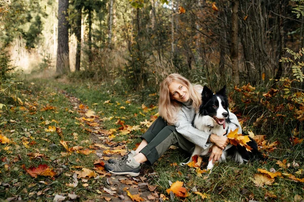 Lycklig Kvinna Och Svart Och Vit Gräns Collie Hund Höstskogen — Stockfoto