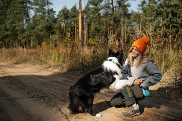 Gammal Kvinna Och Svart Och Vit Gräns Collie Hund Skogsstigen — Stockfoto