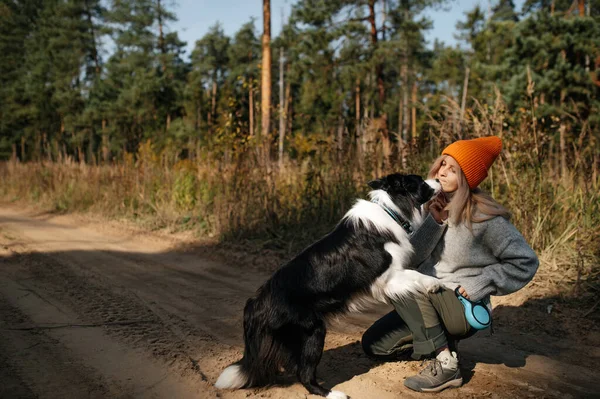 Starší Žena Černošky Bílé Hranice Kolie Pes Lesní Cestě — Stock fotografie