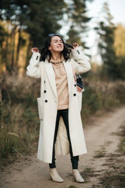 Orman yolunda sırt çantalı esmer kız.