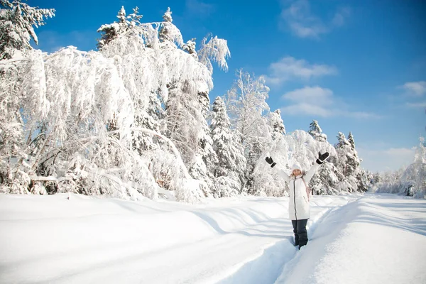 Femme Heureuse Dans Forêt Enneigée Hiver — Photo