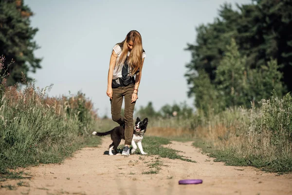 Dziewczyna Szkolenie Czarny Biały Granica Collie Pies Szczeniak — Zdjęcie stockowe