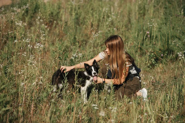 Mädchen Trainiert Schwarz Weißen Border Collie Hundewelpen — Stockfoto