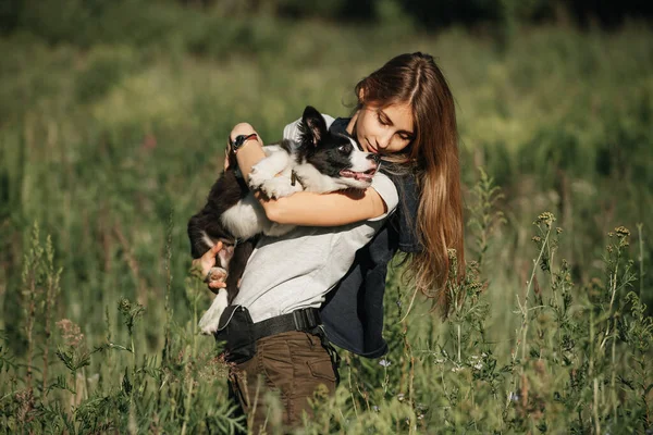 Dívka Drží Rukou Černobílé Ohraničení Kolie Pes Štěně Lese — Stock fotografie