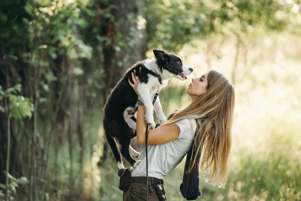 Menina Segurando Suas Mãos Preto Branco Fronteira Collie Cachorro Cão — Fotografia de Stock