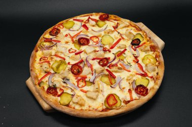 İtalyan baharatlı pizza, sebze ve tavuk.