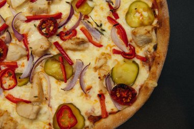 İtalyan baharatlı pizza, sebze ve tavuk.