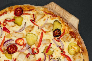 İtalyan baharatlı pizza, sebze ve tavuk.