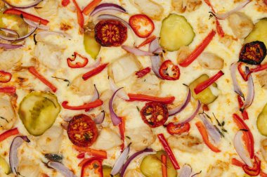 İtalyan baharatlı pizza, sebze ve tavuk.