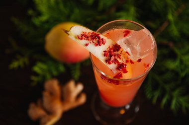 Restoranda masada armut kokteyli. 