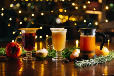 Çeşitli sonbahar ve kış mevsimsel sıcak alkol kokteylleri. Fransız basınında mandalina çayı, armut şarabı ve hurmalı sıcak şarap.