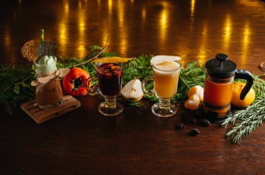 Çeşitli sonbahar ve kış mevsimsel sıcak alkol kokteylleri. Kahve kokteyli, dondurma, mandalina çayı, sıcak armut şarabı ve hurmalı sıcak şarap.