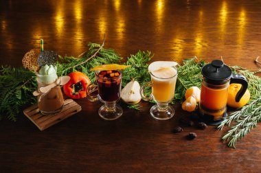 Çeşitli sonbahar ve kış mevsimsel sıcak alkol kokteylleri. Kahve kokteyli, dondurma, mandalina çayı, sıcak armut şarabı ve hurmalı sıcak şarap.