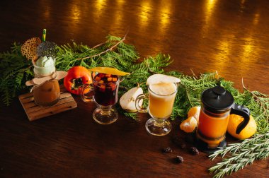 Çeşitli sonbahar ve kış mevsimsel sıcak alkol kokteylleri. Kahve kokteyli, dondurma, mandalina çayı, sıcak armut şarabı ve hurmalı sıcak şarap.