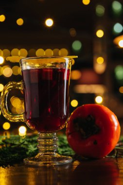 Restoranda masada hurma ve mangolu sıcak şarap. Kış ve sonbahar sıcak alkollü içecekler.