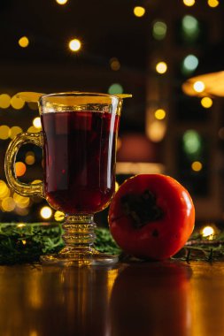 Restoranda masada hurma ve mangolu sıcak şarap. Kış ve sonbahar sıcak alkollü içecekler.