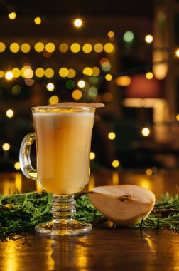 Yeni yıl, Noel, kış ya da sonbahar tatilleri için sıcak içecek kokteyli. Toddy. Armut şarabı, baharatlı çay ya da armutlu içki..