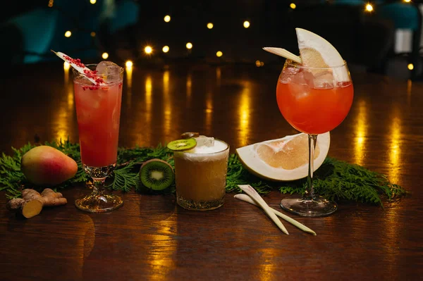 Drei Exotische Cocktails Auf Dem Tisch Saurer Cocktail Birnencocktail Und — Stockfoto