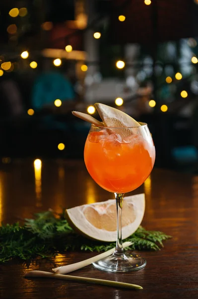 Aperol Spritz Koktejl Pomelem Stole Restauraci — Stock fotografie