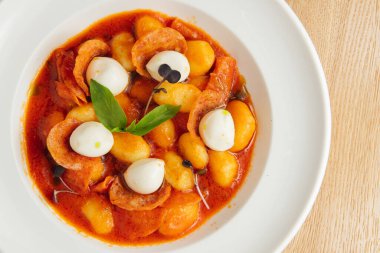Domates soslu İtalyan gnocchi mozzarella, taze fesleğen ve sucuklu.