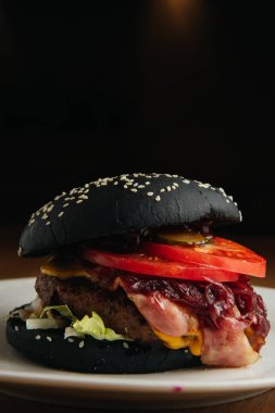 Lezzetli siyah burgerle pastırma yakın çekim. 