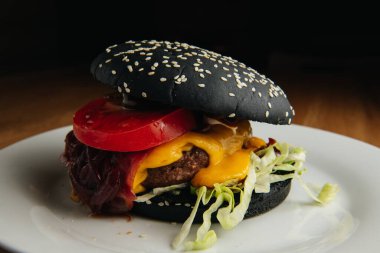 Lezzetli siyah burgerle pastırma yakın çekim. 