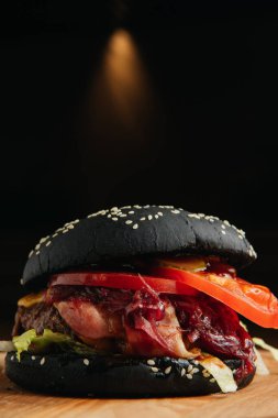 Lezzetli siyah burgerle pastırma yakın çekim. 