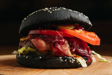 Lezzetli siyah burgerle pastırma yakın çekim. 