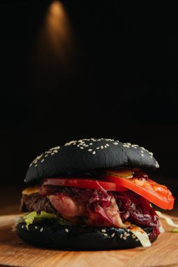 Lezzetli siyah burgerle pastırma yakın çekim. 