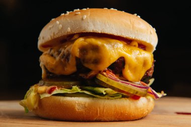 Amerikan peynirli çizburger, marul, domates, kırmızı soğan, turşu.