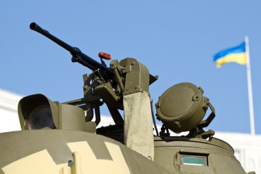 Bir makineli tüfek ile tank