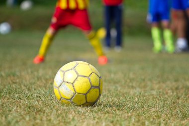 Çimlerin üzerinde futbol topu 