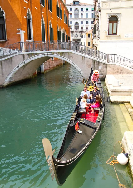 Turistas viajam em gôndolas em Veneza — Fotografia de Stock
