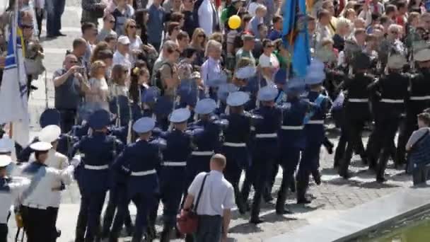 Soldados marchando en el desfile de la Victoria en Kiev — Vídeos de Stock