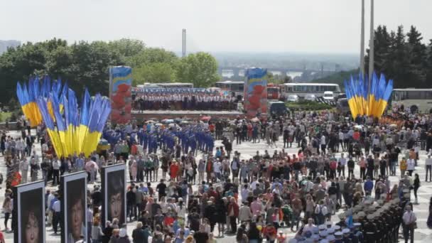 Museo Memorial de la Segunda Guerra Mundial en el desfile de la Victoria en Kiev — Vídeos de Stock