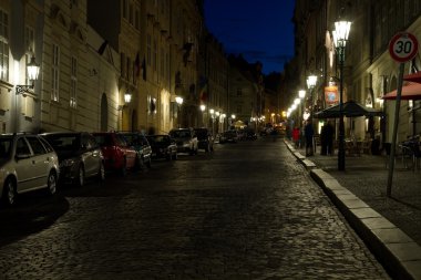  Prag sokaklarında gece.