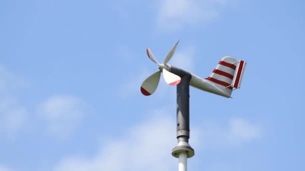 Estación meteorológica que mide el viento — Vídeo de stock