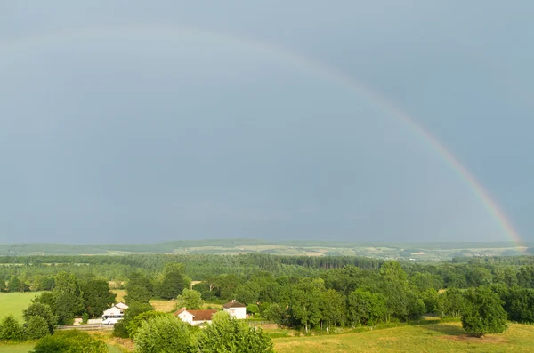 Landskap med en regnbåge i Frankrike . — Stockfoto