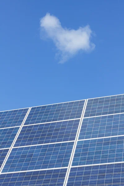 Солнечные батареи и голубое небо — стоковое фото