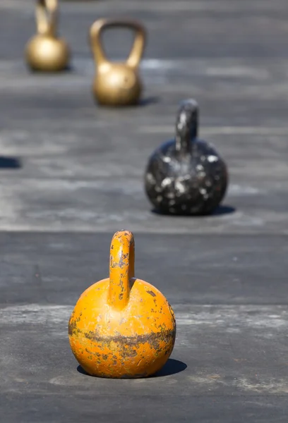 Renkli demir kettlebell — Stok fotoğraf