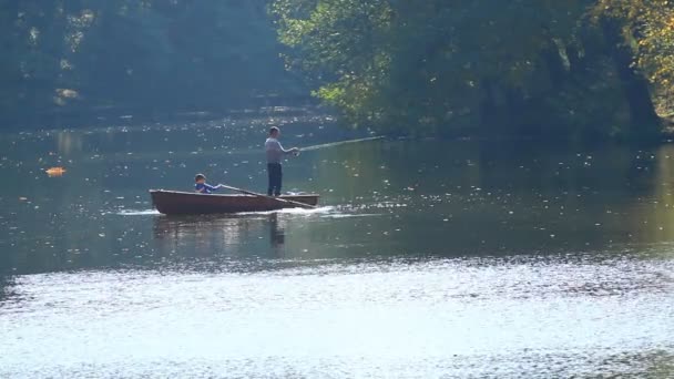 Padre e hijo pescando juntos — Vídeo de stock