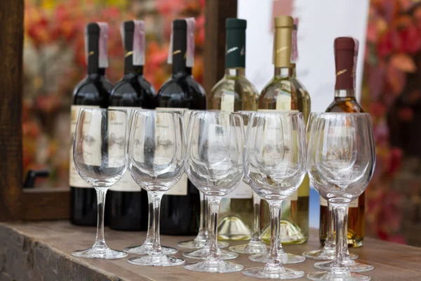 Copas de vino y una botella —  Fotos de Stock