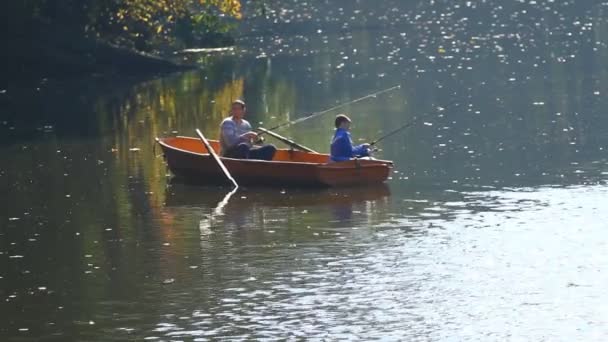 Padre e hijo pescando juntos — Vídeos de Stock