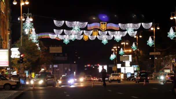키예프, 우크라이나에서 밤에서 Khreshchatyk 거리. — 비디오