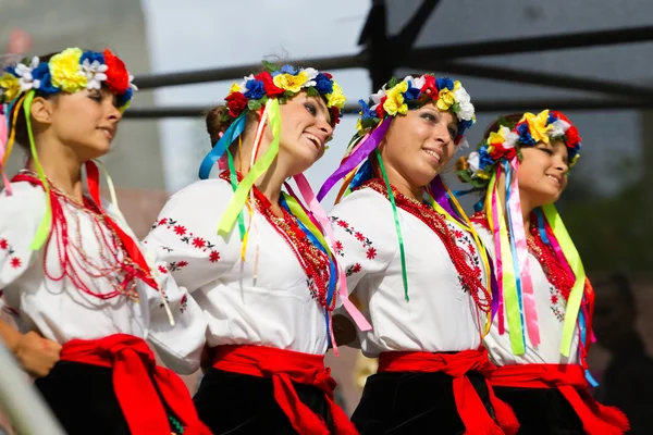 Beautiful girls in the Ukrainian national dresses — Stock Photo, Image