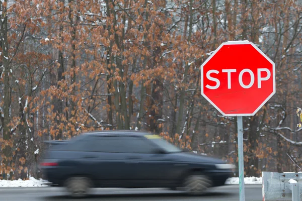 Señal de stop con coches de tráfico —  Fotos de Stock