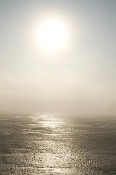 Frusen sjö och solljus — Stockfoto