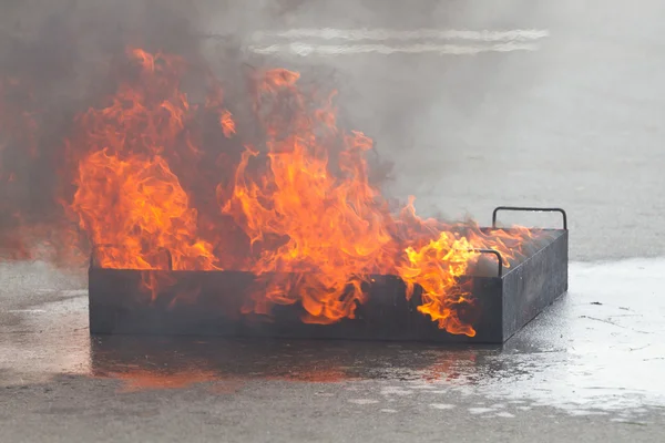 Flamme de feu dans le récipient — Photo